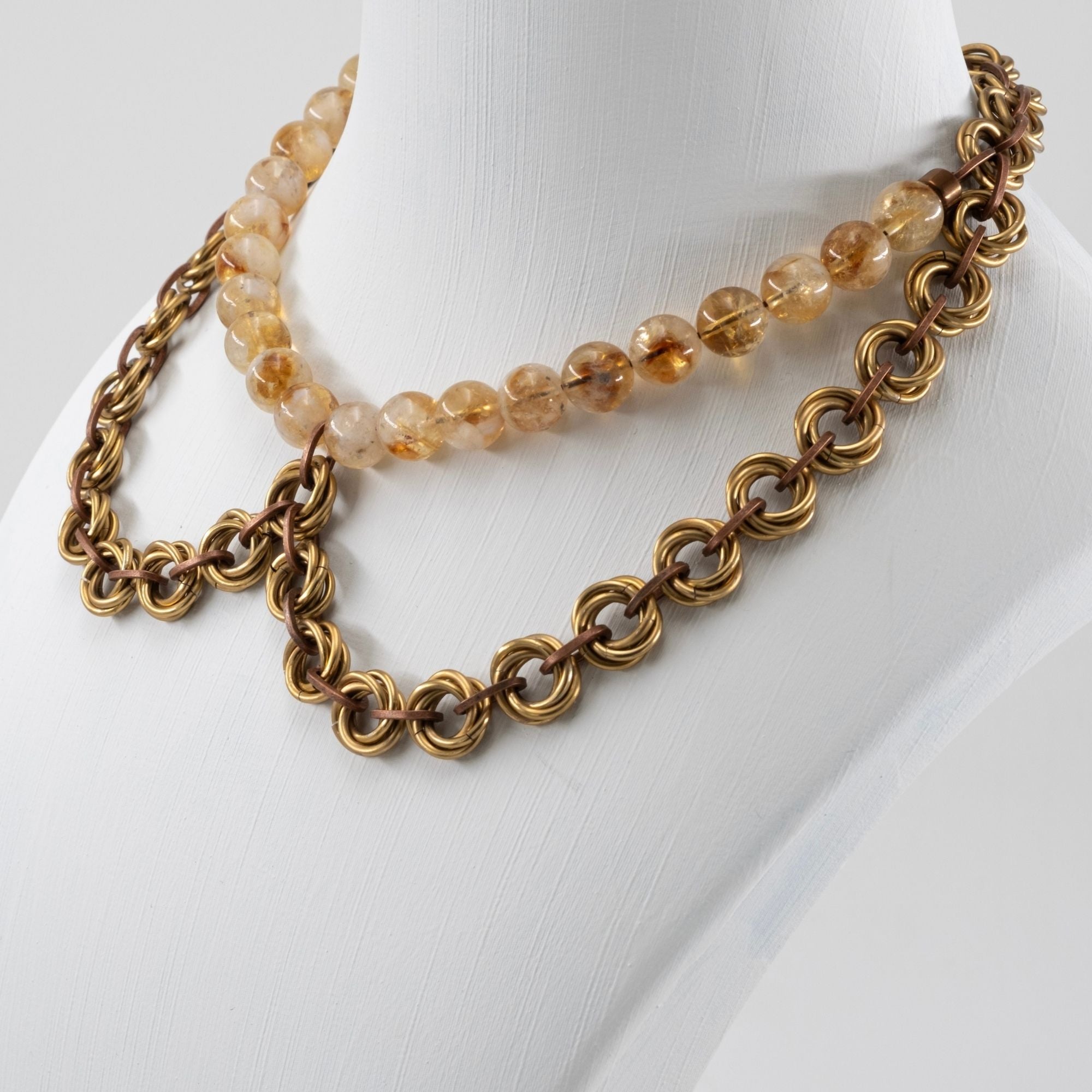 Örgü Zırh ve Sitrin Taşlı Bebe Yaka Kolye