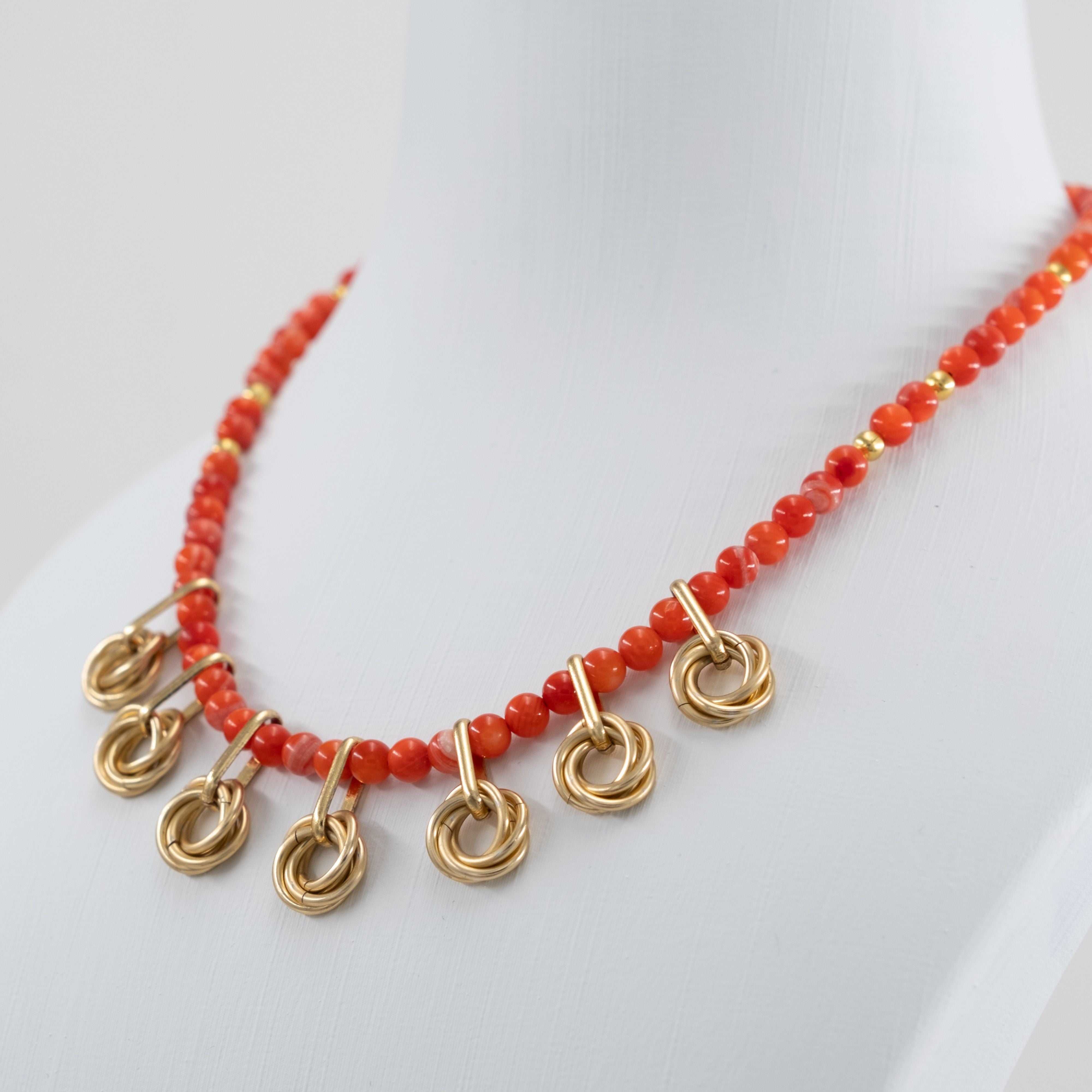 Gold Örgü Zırh ve Mercan Renkli Sedef Taşlı Kolye