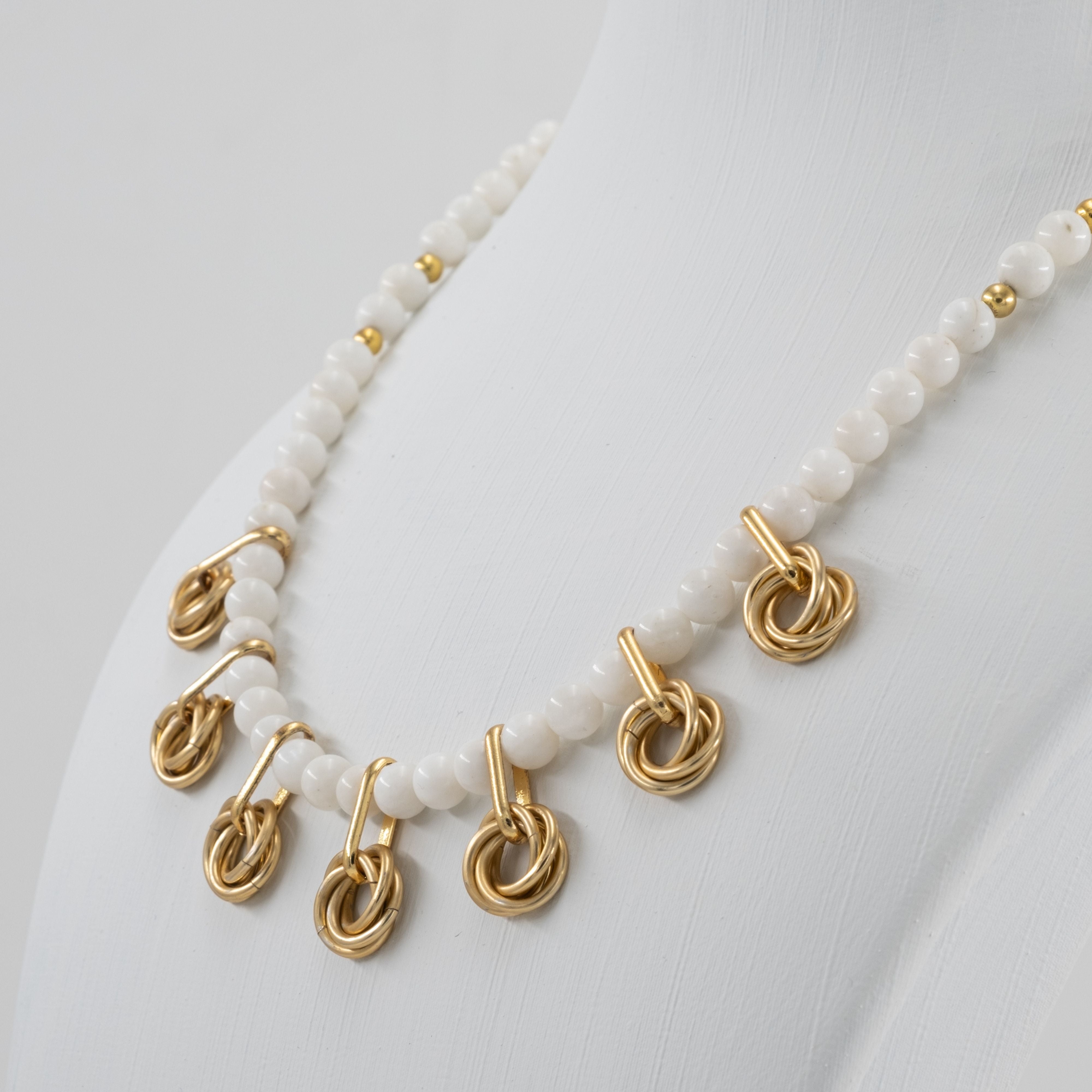 Gold Örgü Zırh ve Beyaz Sedef Taşlı Zarif Kolye