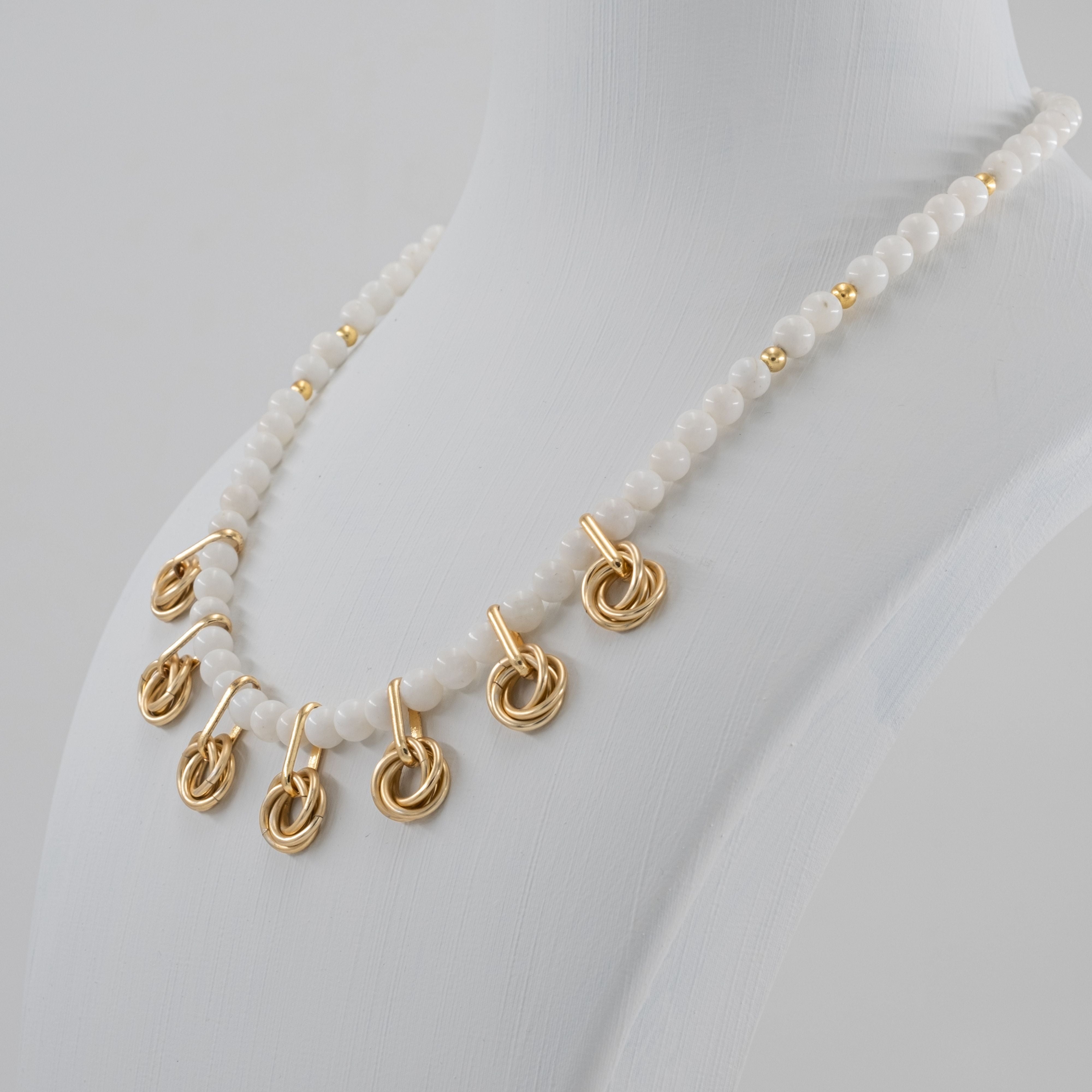 Gold Örgü Zırh ve Beyaz Sedef Taşlı Zarif Kolye