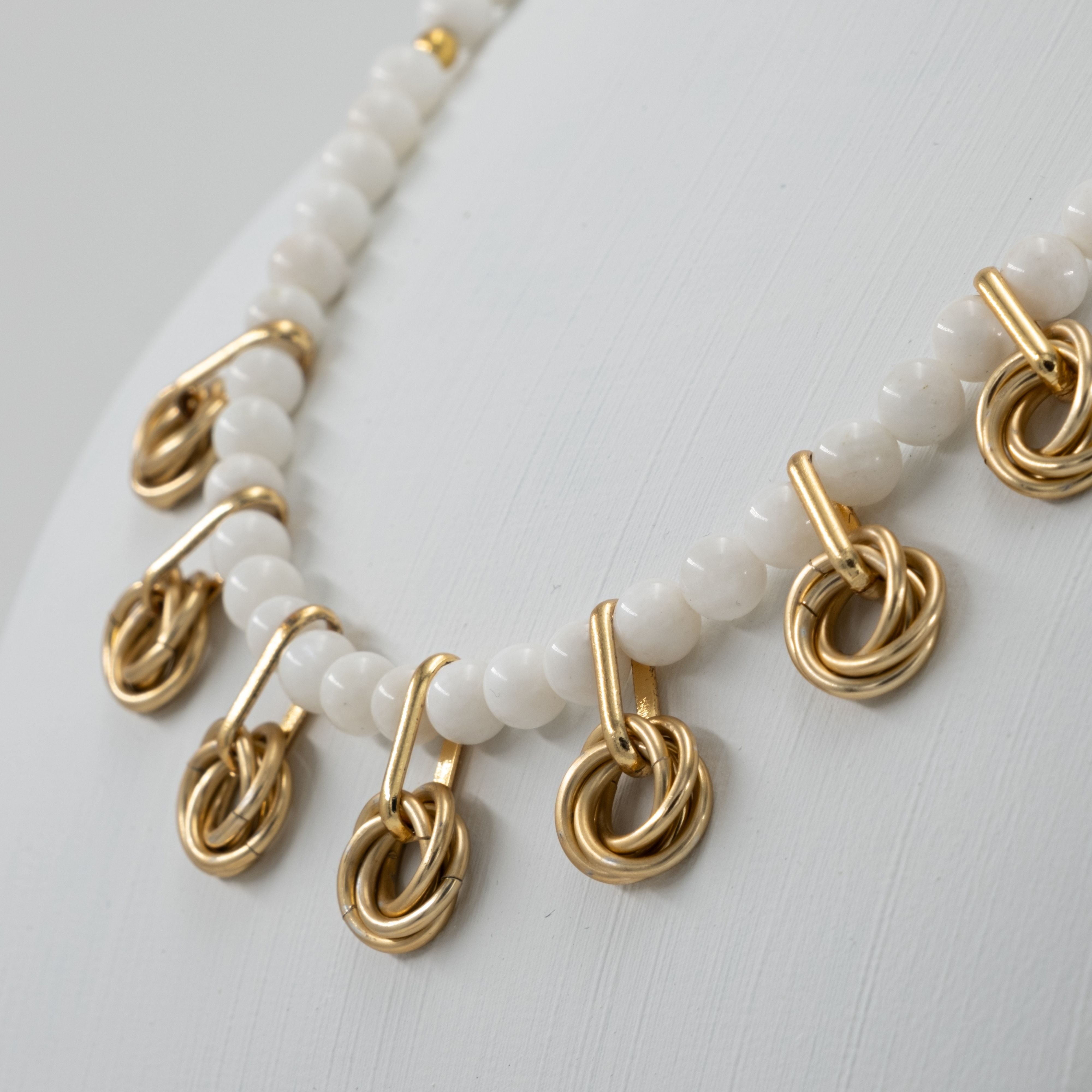 Gold Örgü Zırh ve Beyaz Sedef Taşlı Zarif Kolye