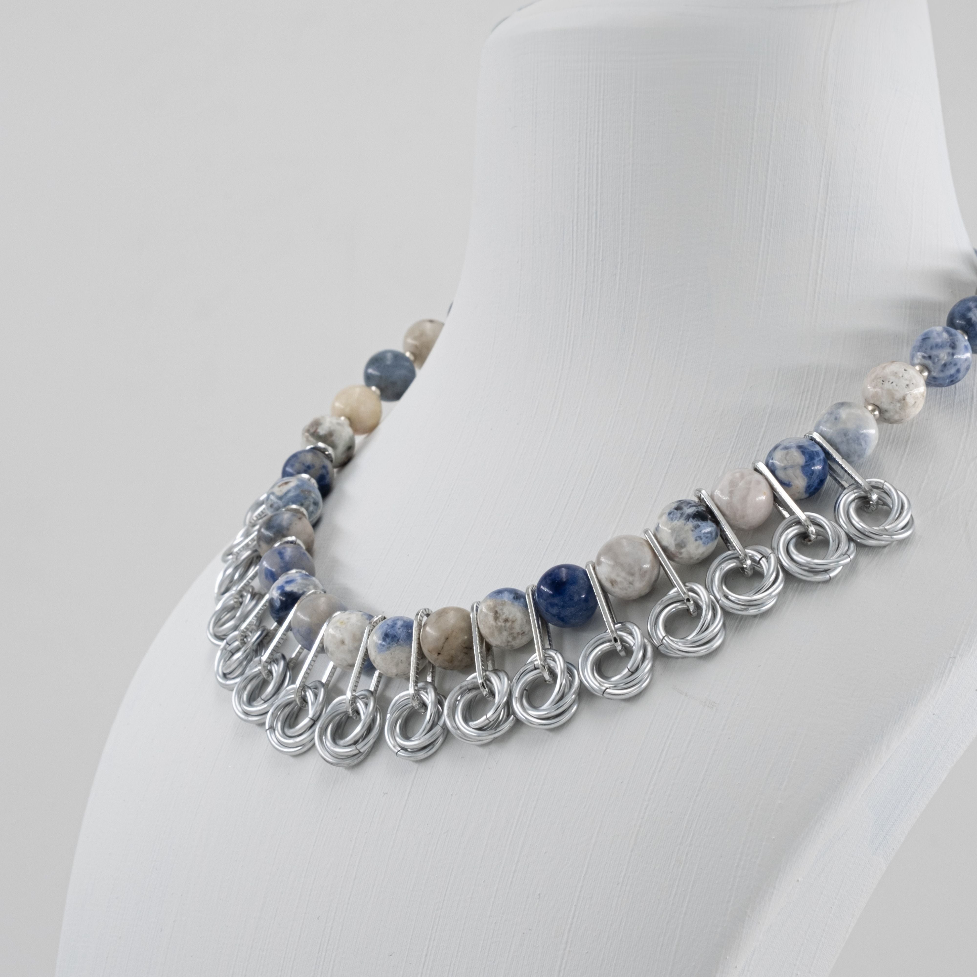 Sodalit ve Örgü Zırh Detaylı Zamansız Kolye