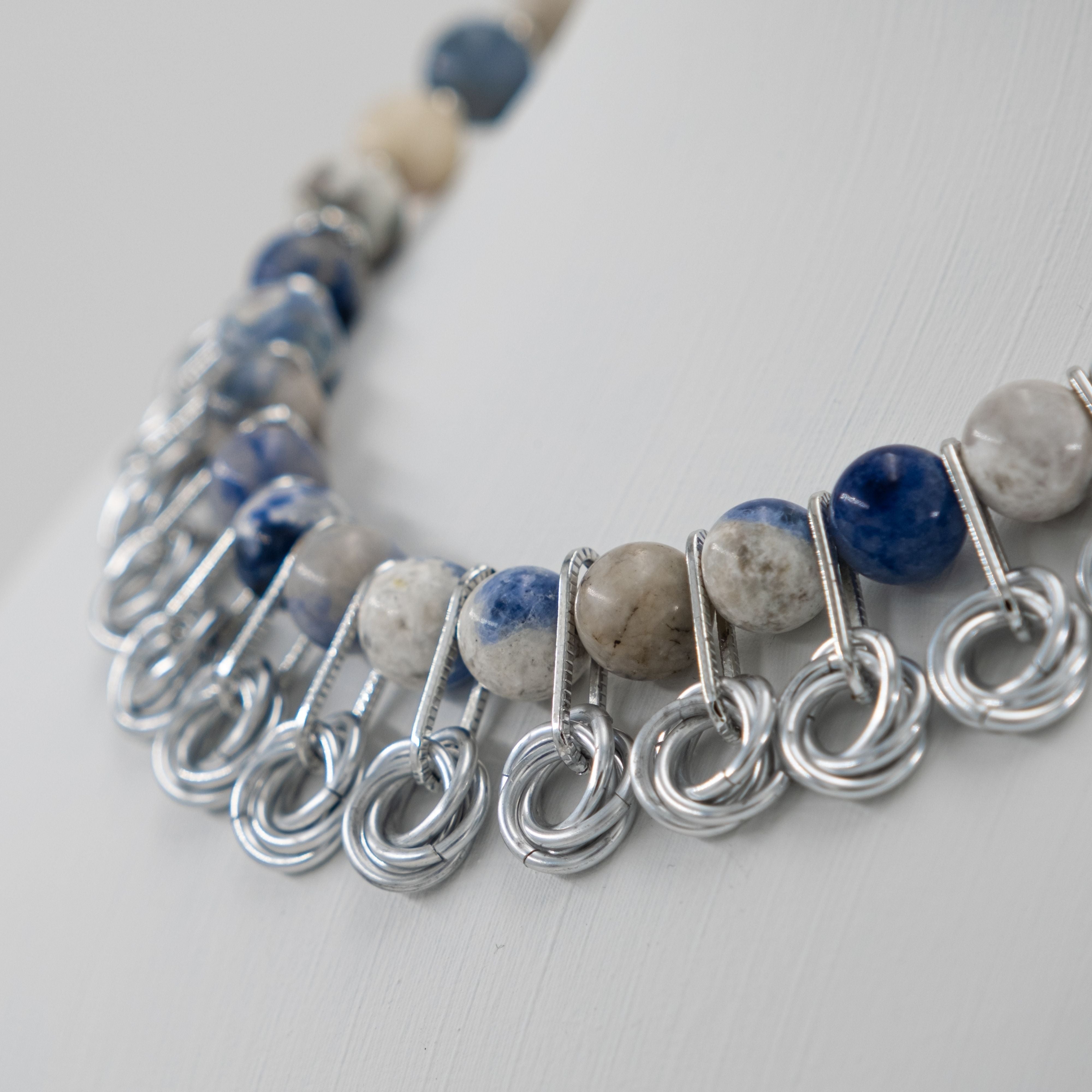 Sodalit ve Örgü Zırh Detaylı Zamansız Kolye