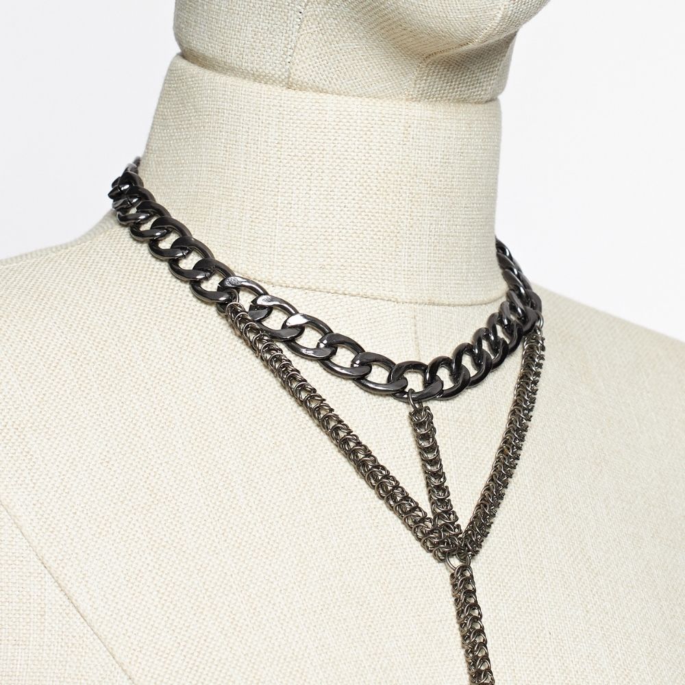 Örgü Zırh Detaylı Koyu Gri Sarkıt Kolye