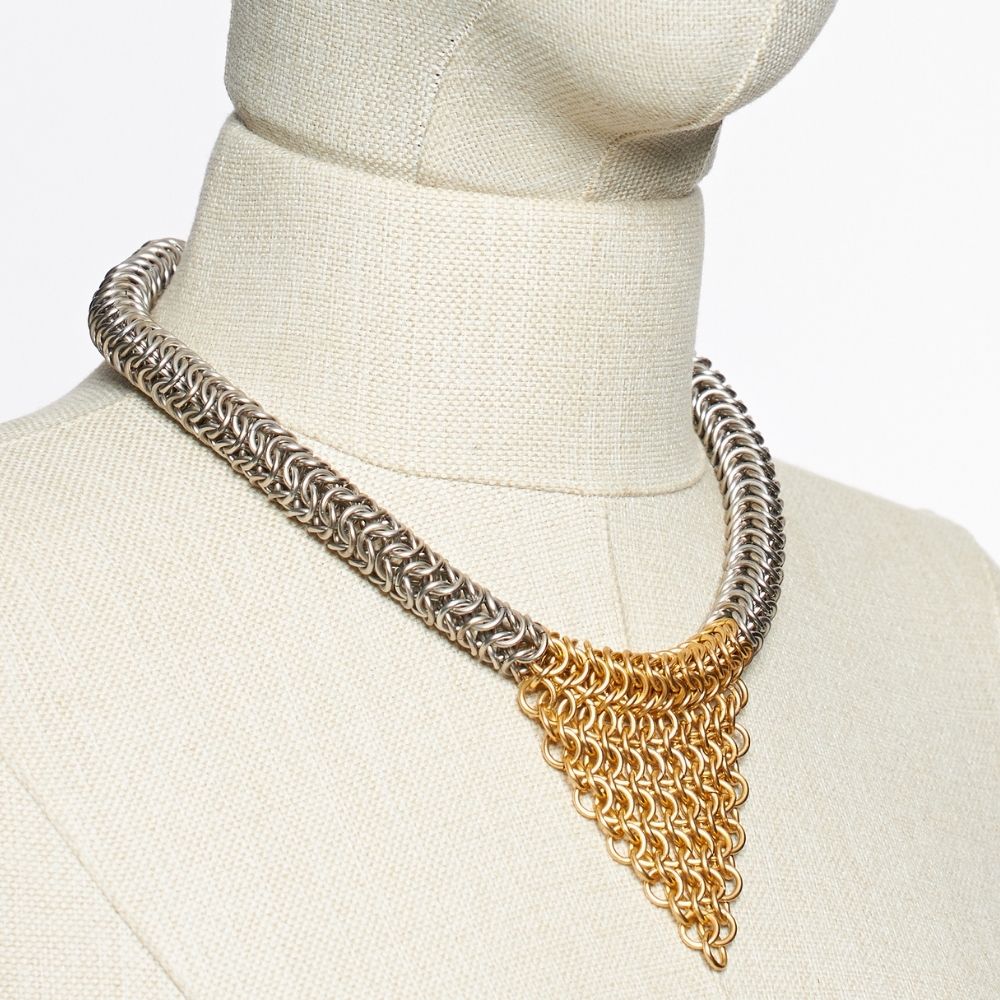 Üçgen Form Detaylı Örme Zırh Kolye