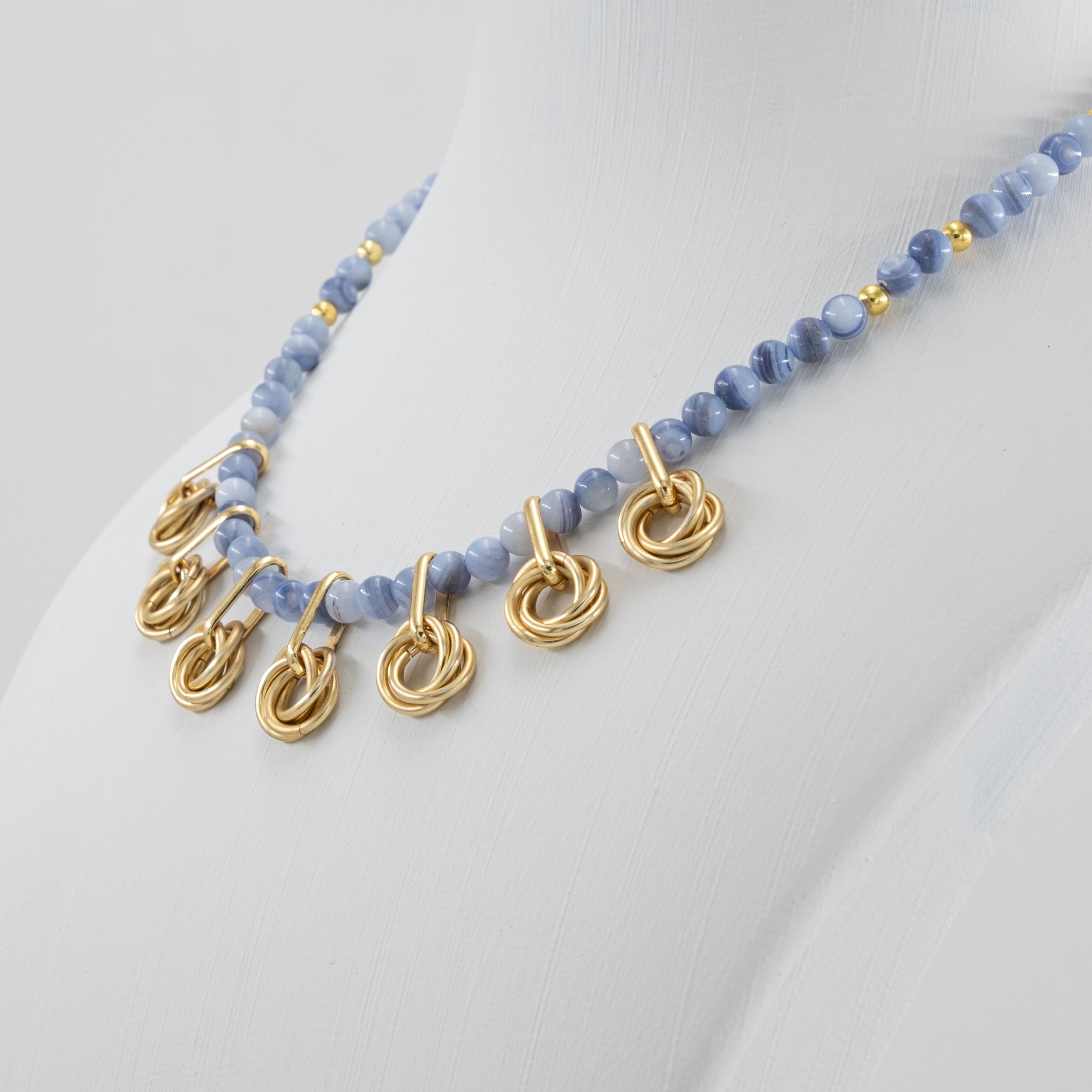 Gold Örgü Zırh ve Mavi Sedef Taşlı Minimalist Kolye