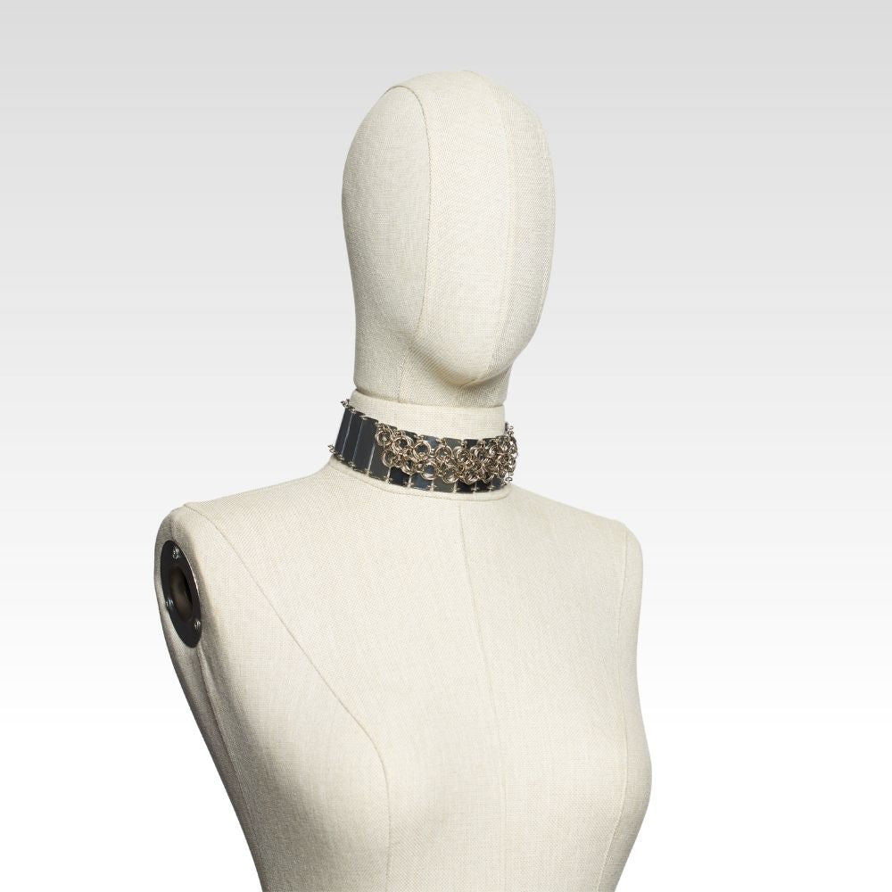 Pleksi ve Örgü Zırh Detaylı Choker Kolye