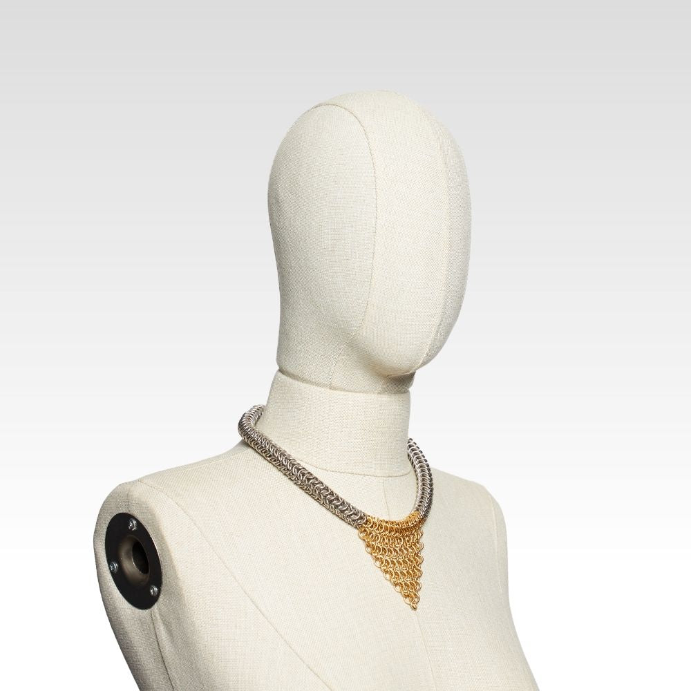 Üçgen Form Detaylı Örme Zırh Kolye