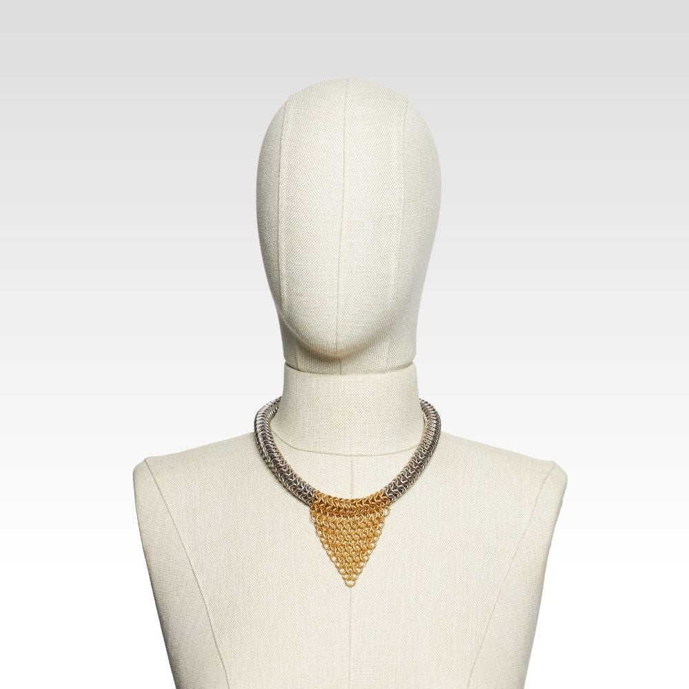 Üçgen Form Detaylı Örme Zırh Kolye