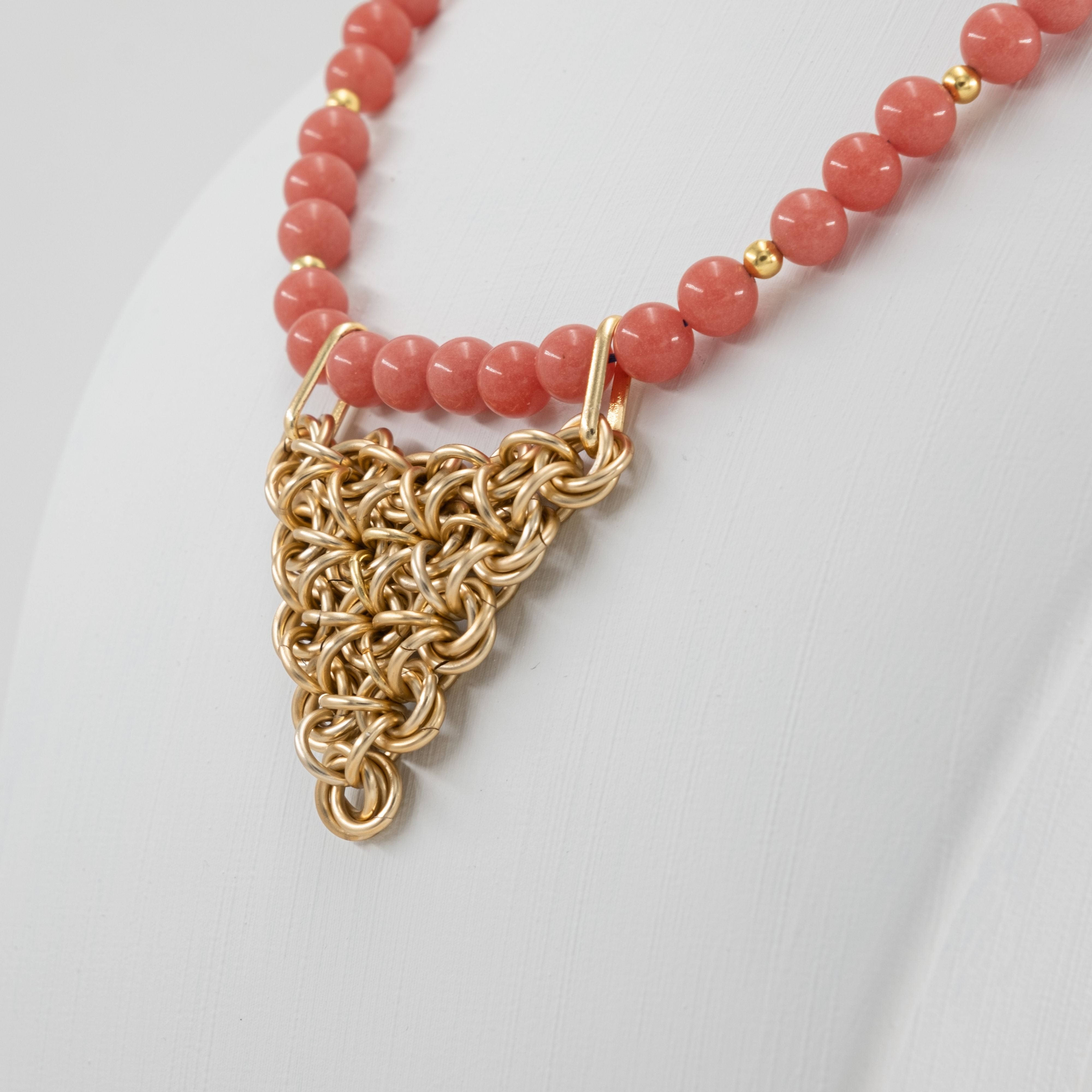 Örgü Zırh Halkalar ve Ceyt Taşları ile Tasarlanmış Minimalist Üçgen Kolye