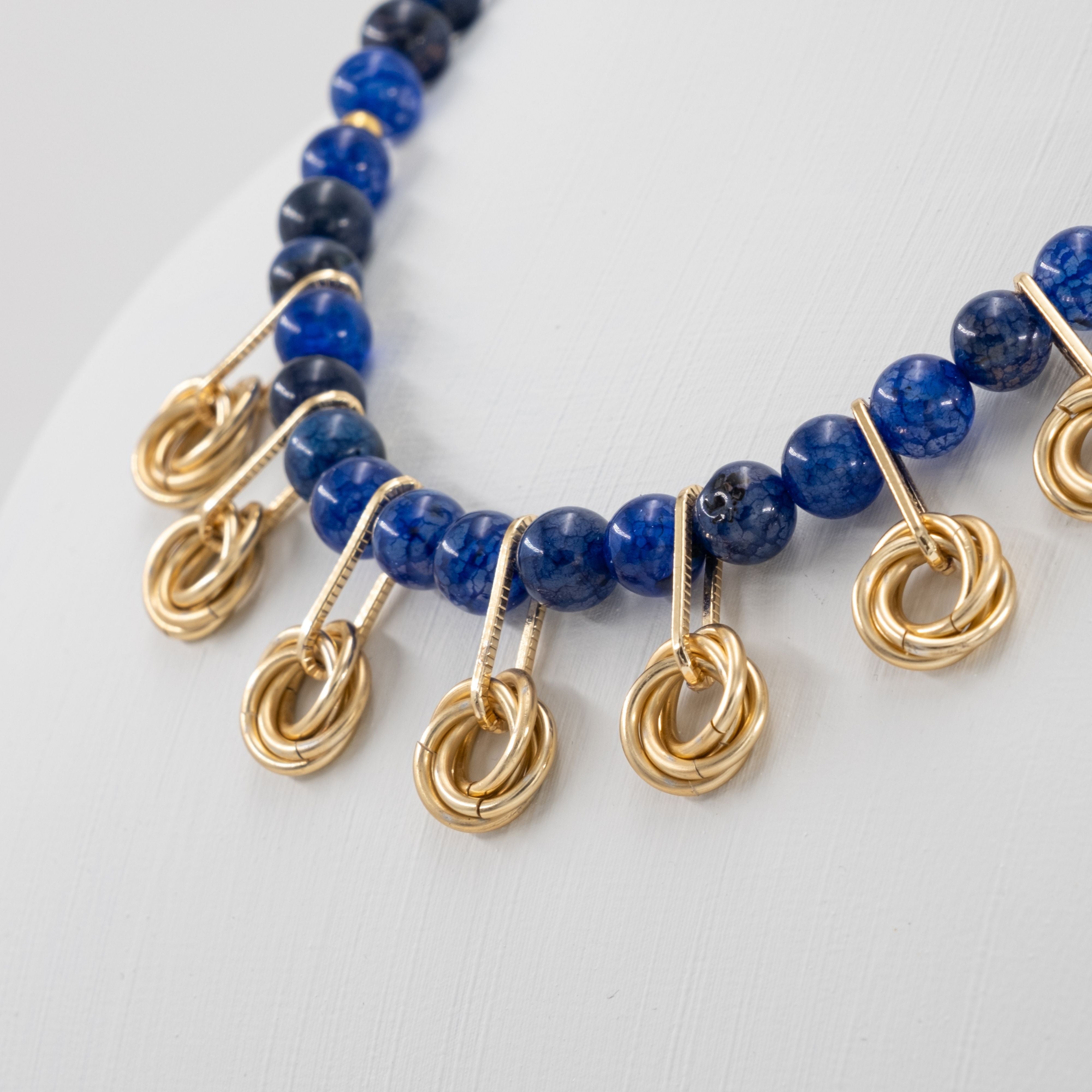 Gold Örgü Zırh ve Mavi Ceyt Taşlı Kolye