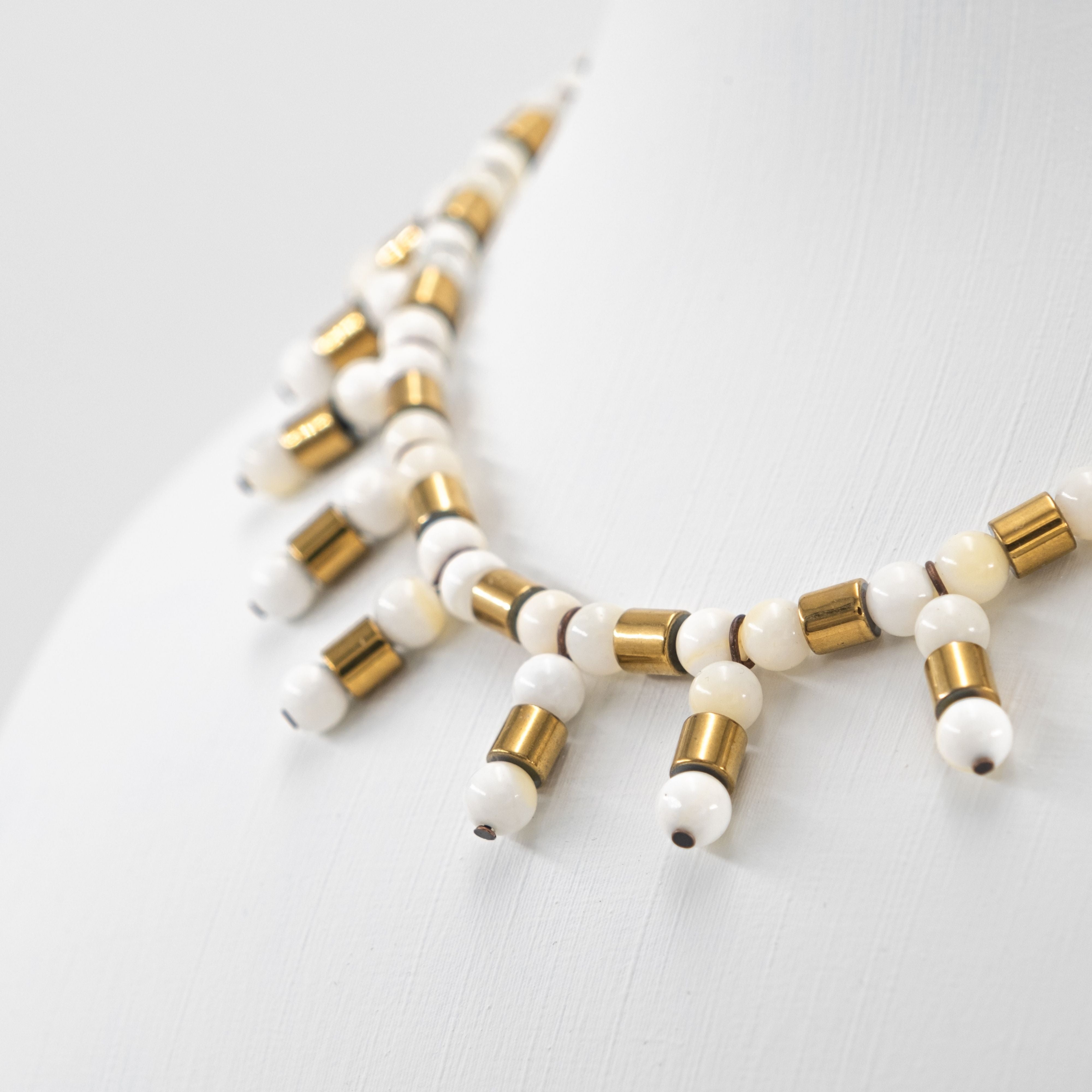 Sedef ve Hematit Detaylı Minimal Kolye