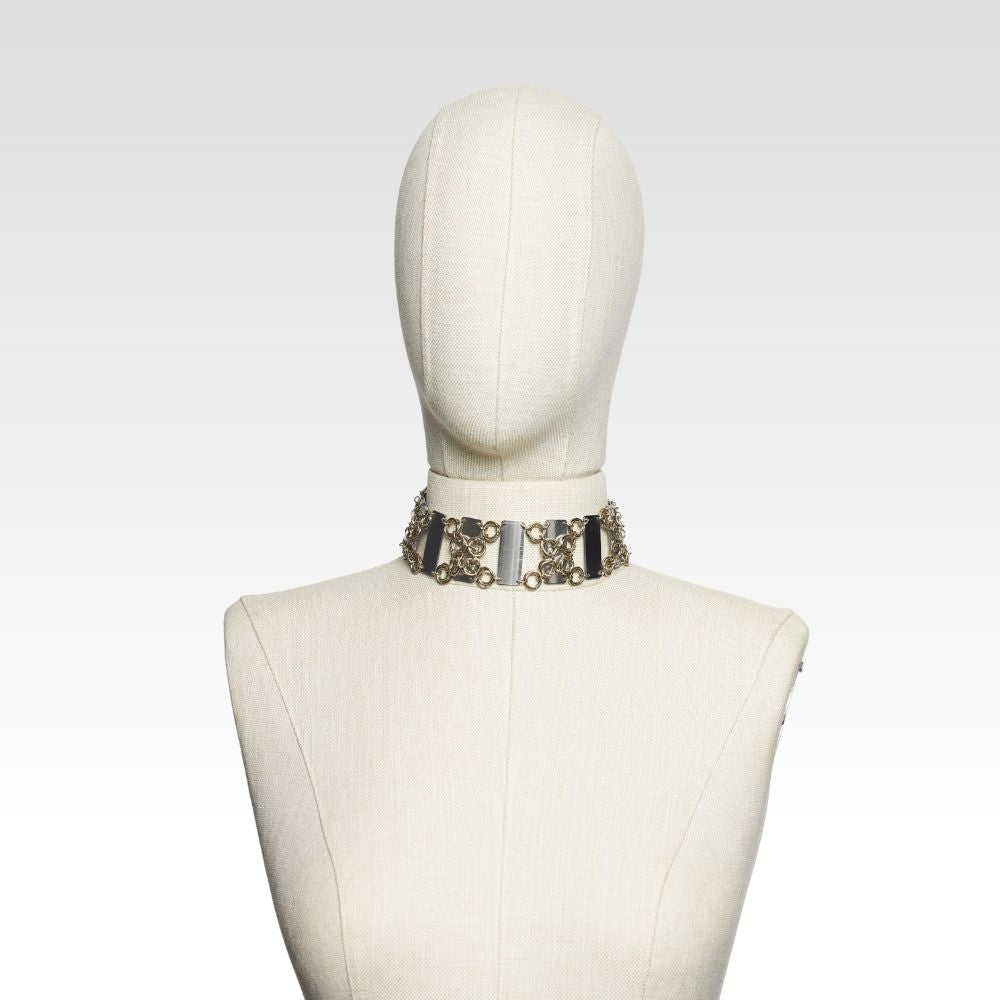 Pleksi ve Örgü Zırh Detaylı Choker Kolye