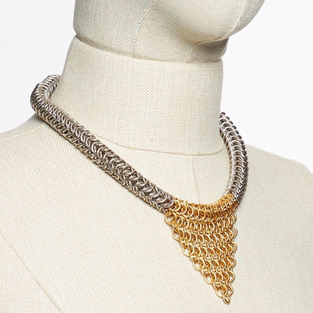 Üçgen Form Detaylı Örme Zırh Kolye