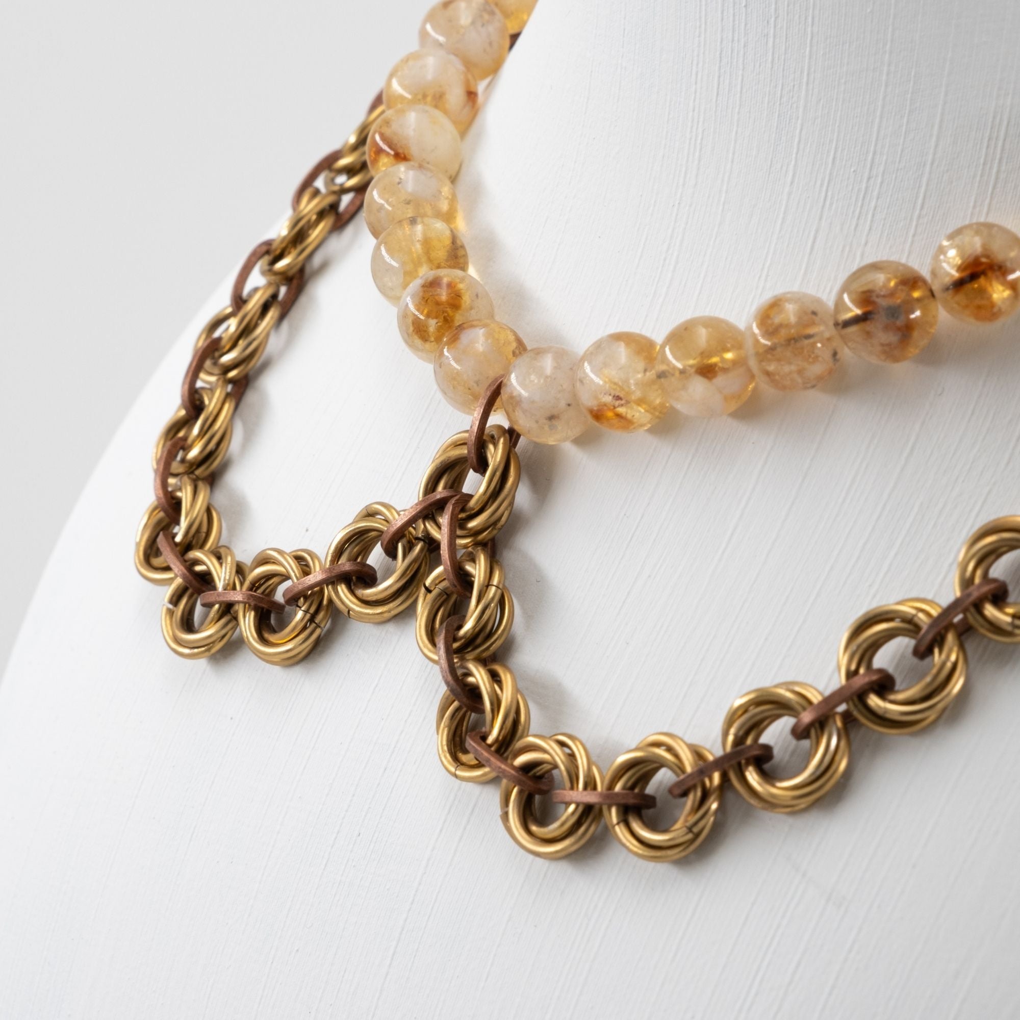 Örgü Zırh ve Sitrin Taşlı Bebe Yaka Kolye