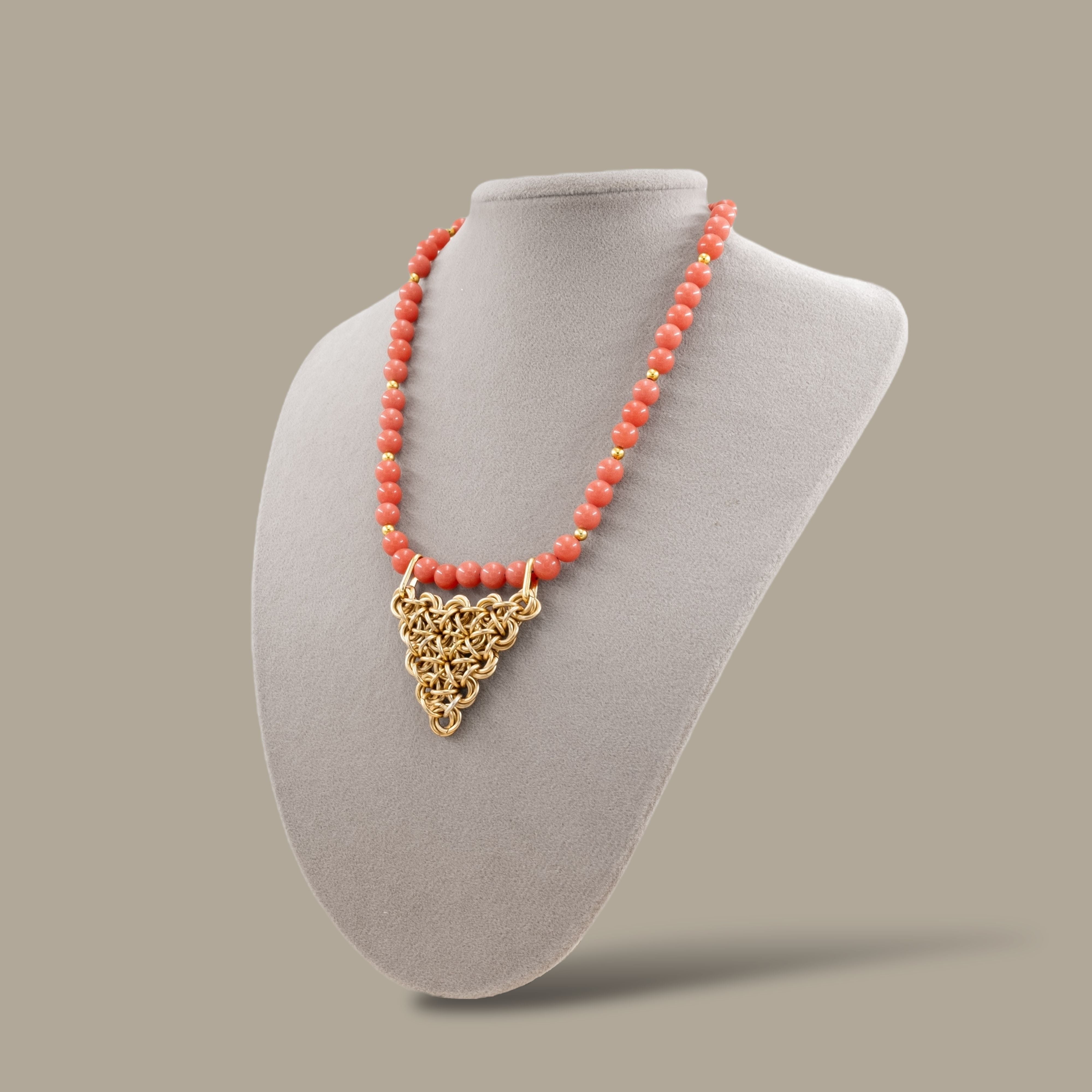 Örgü Zırh Halkalar ve Ceyt Taşları ile Tasarlanmış Minimalist Üçgen Kolye