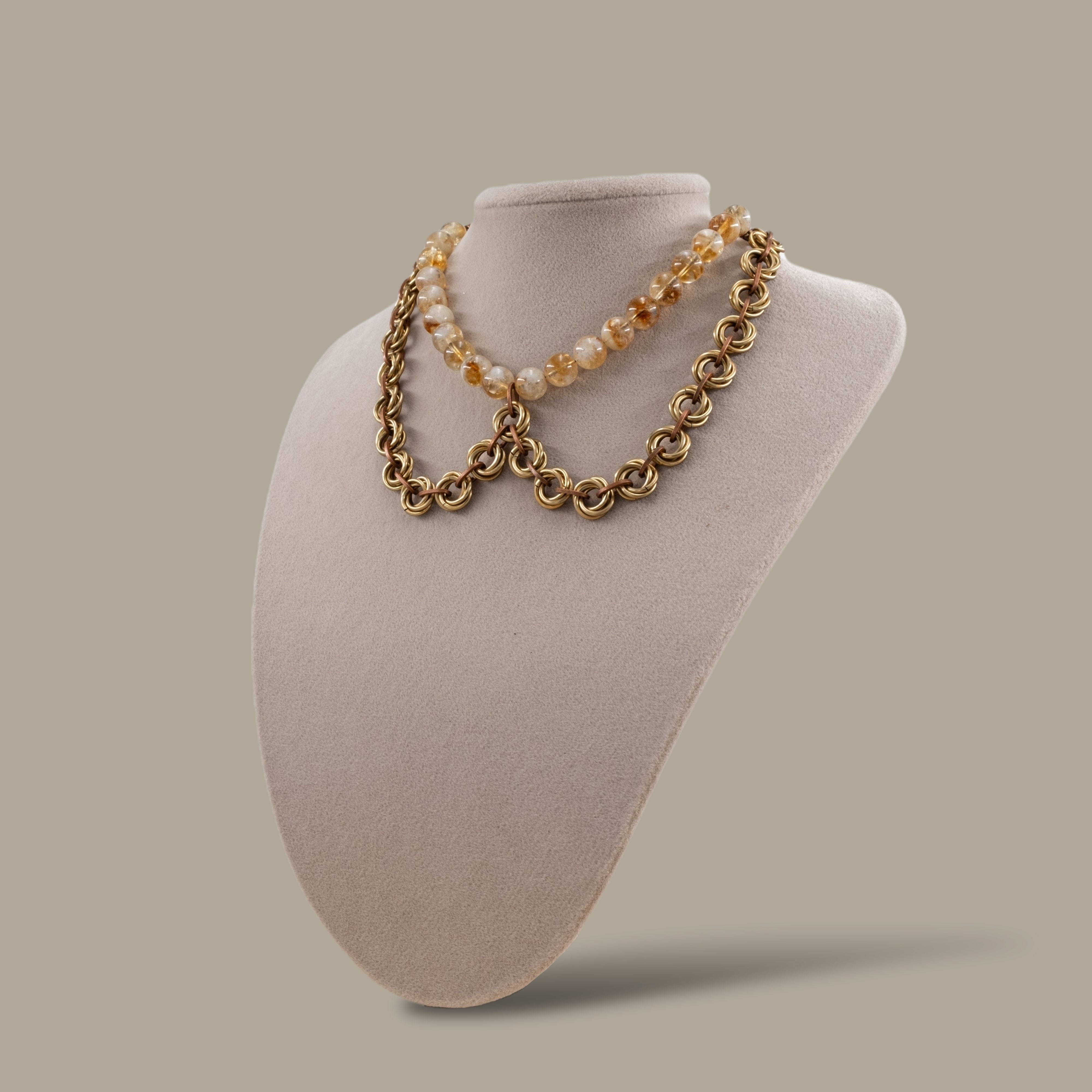 Örgü Zırh ve Sitrin Taşlı Bebe Yaka Kolye