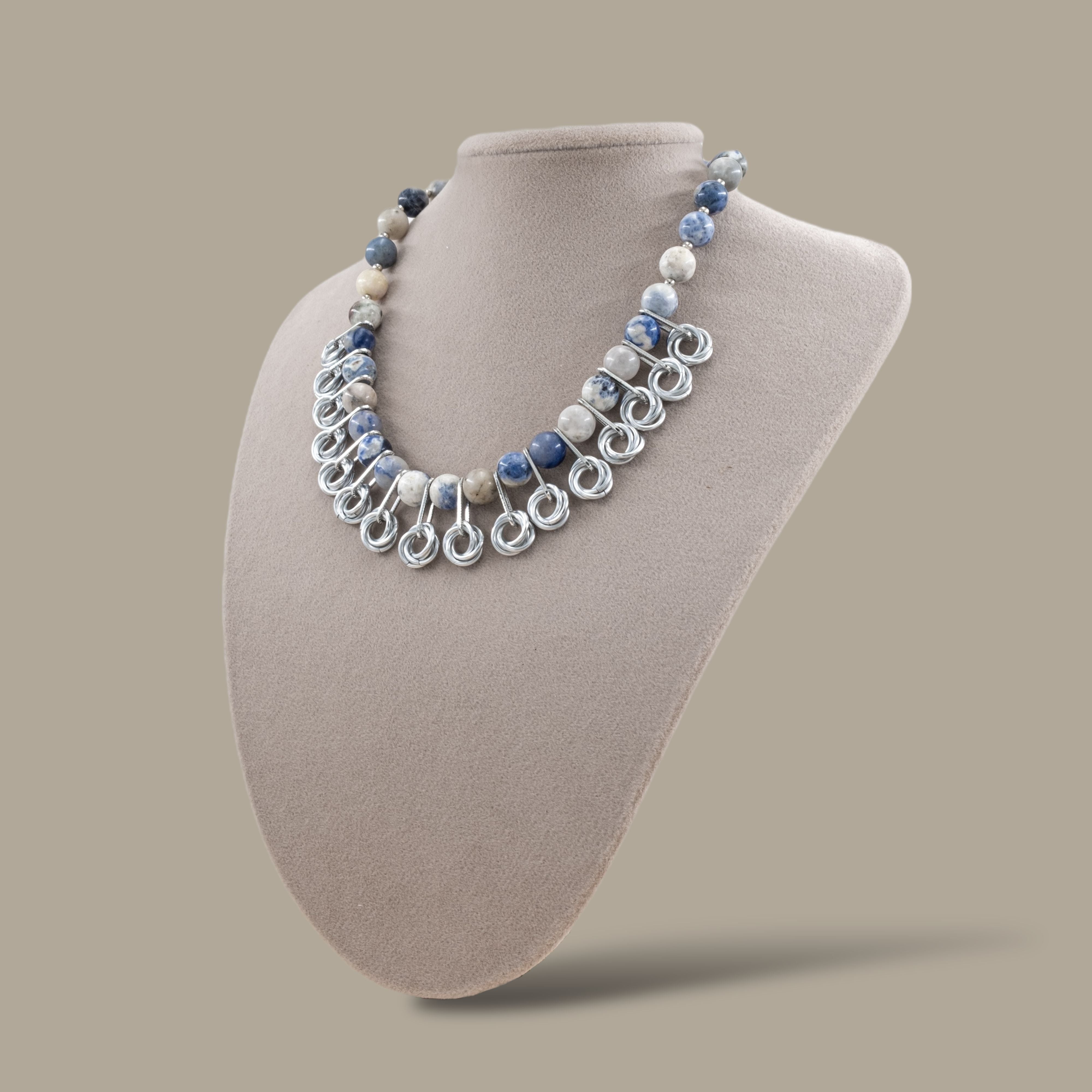 Sodalit ve Örgü Zırh Detaylı Zamansız Kolye