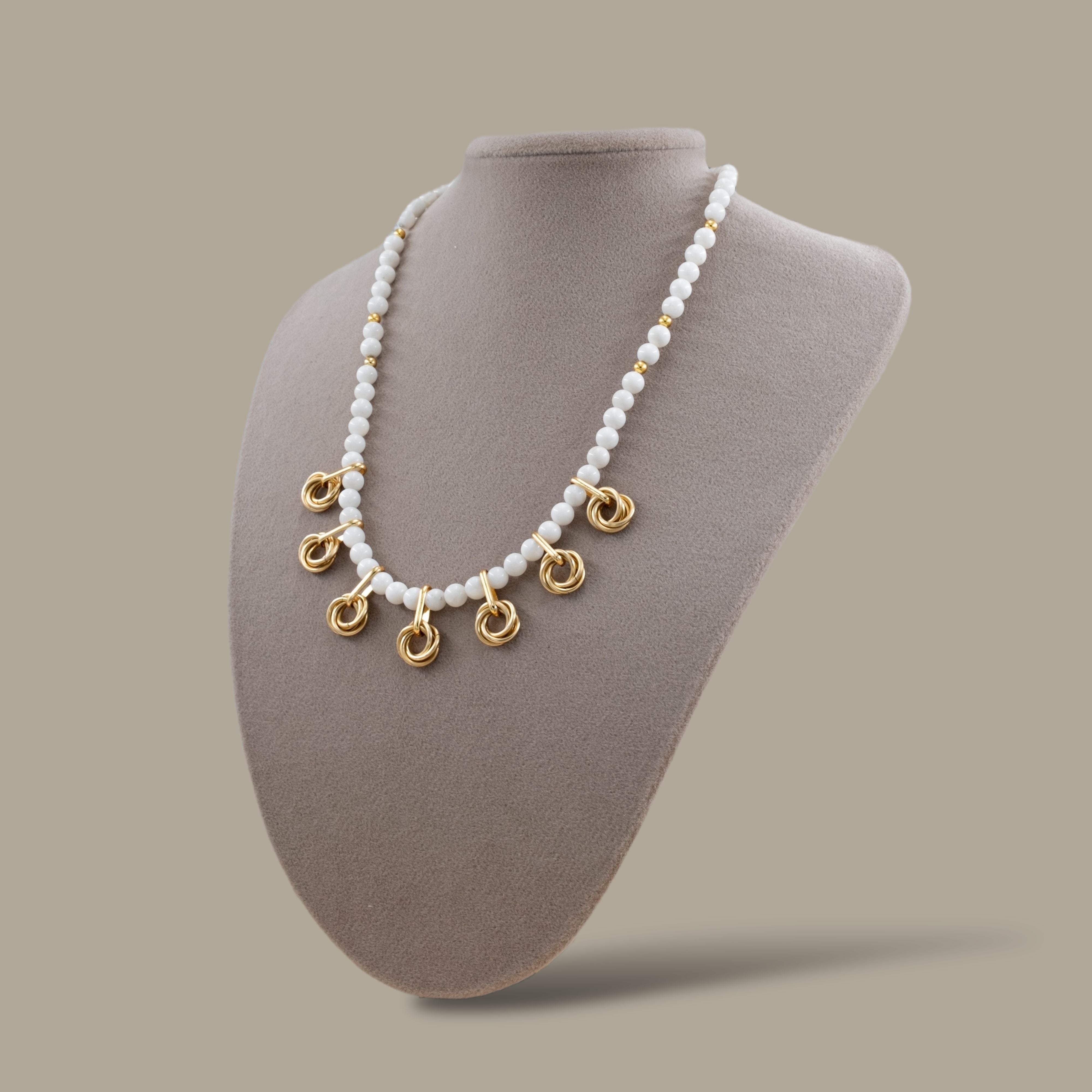 Gold Örgü Zırh ve Beyaz Sedef Taşlı Zarif Kolye