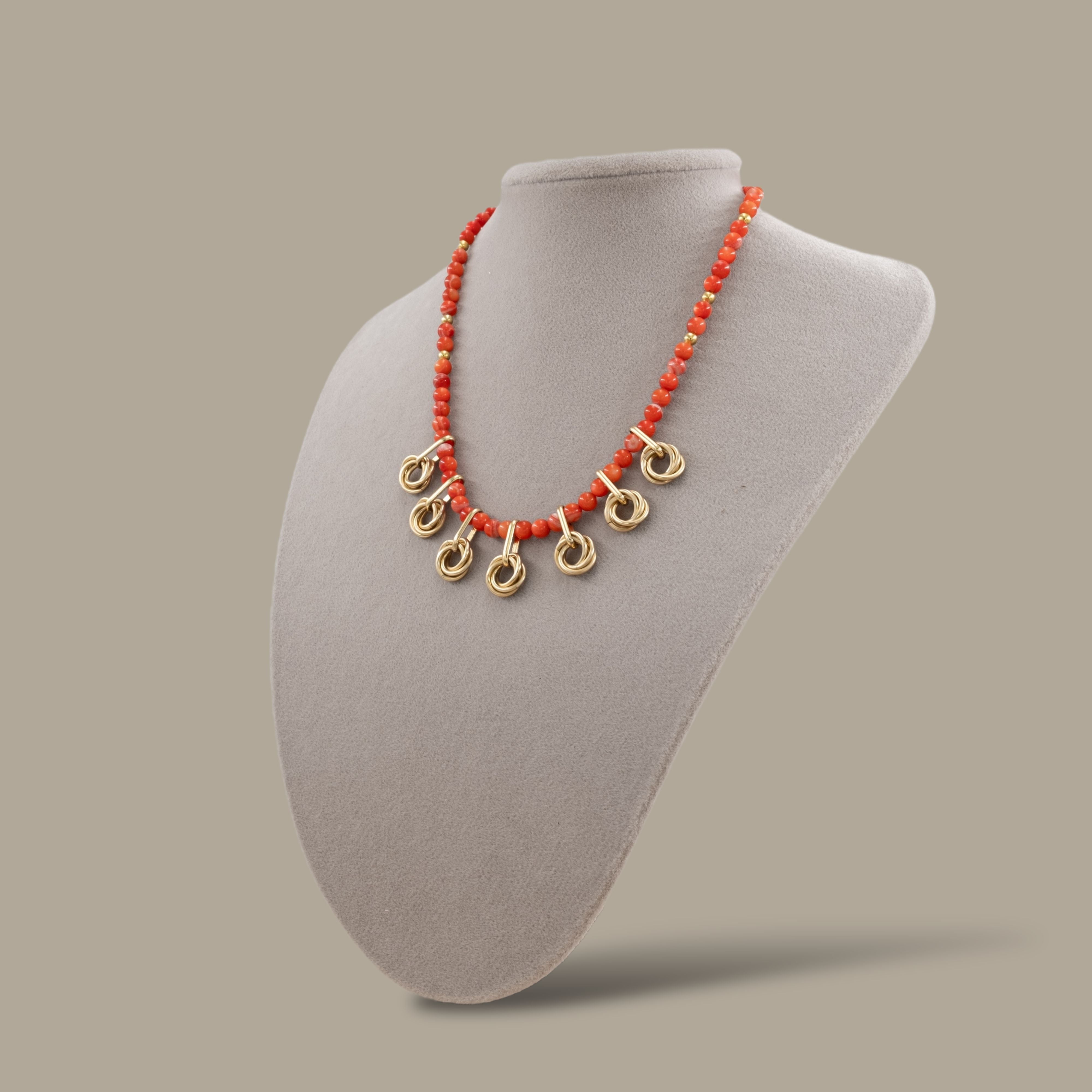 Gold Örgü Zırh ve Mercan Renkli Sedef Taşlı Kolye