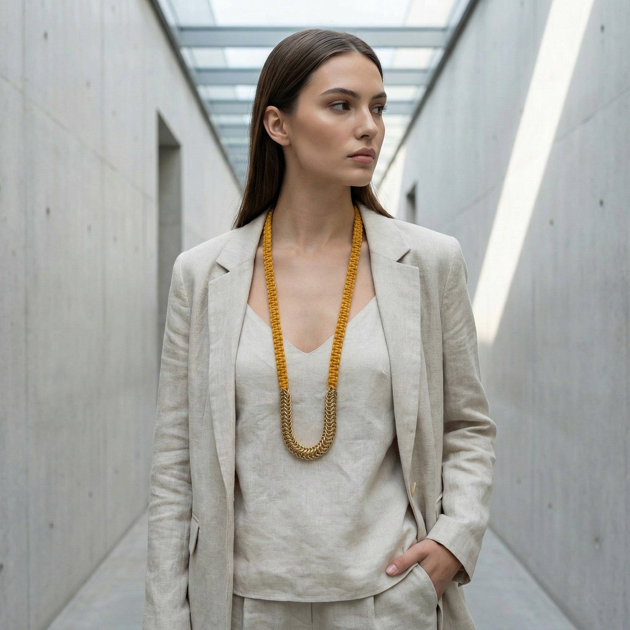 Örgü Zırh ve Makrome, U Form  Kolye - Hardal