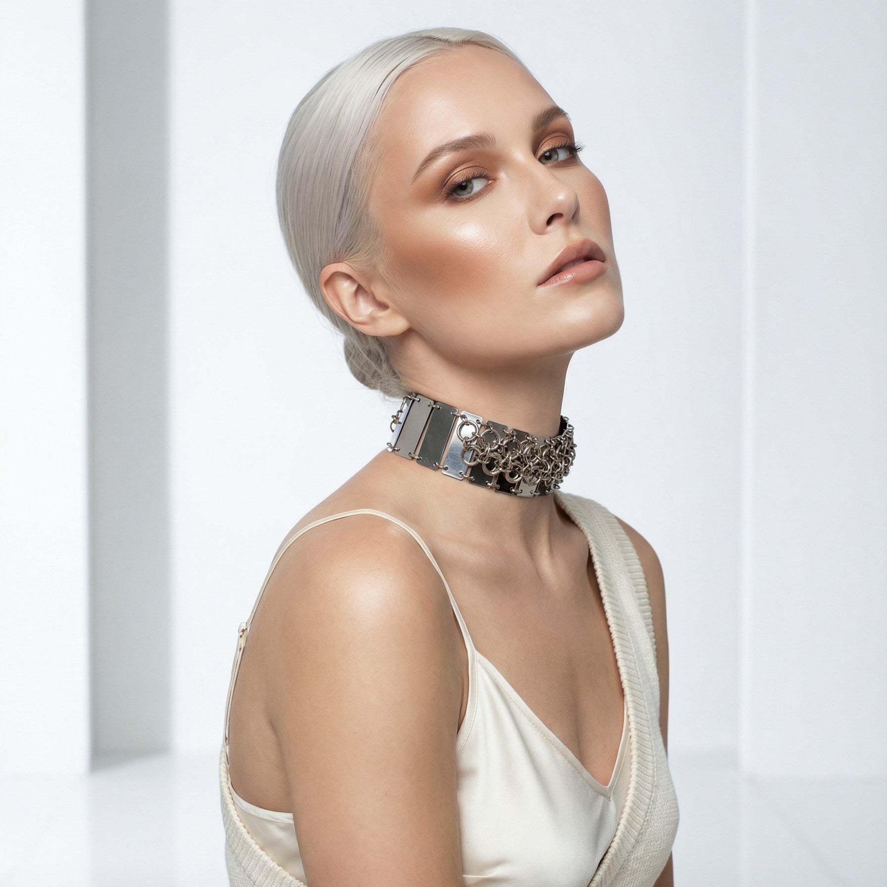 Pleksi ve Örgü Zırh Detaylı Choker Kolye