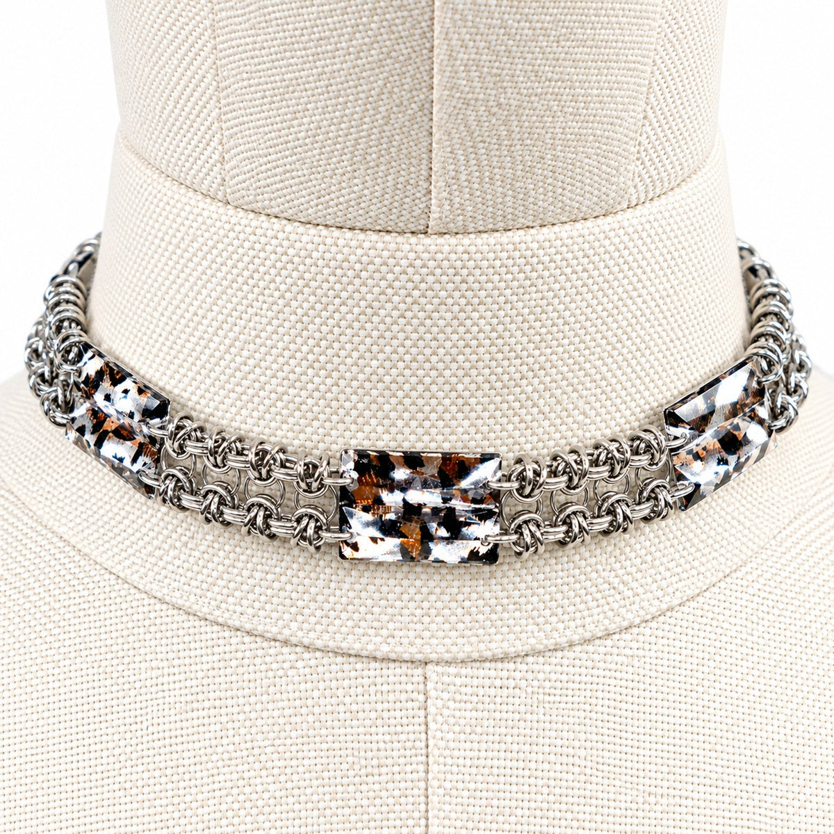 Djezairli GLIMMER LINK leopar desenli akrilik kristal zirh orgu choker, urun fotografi 01