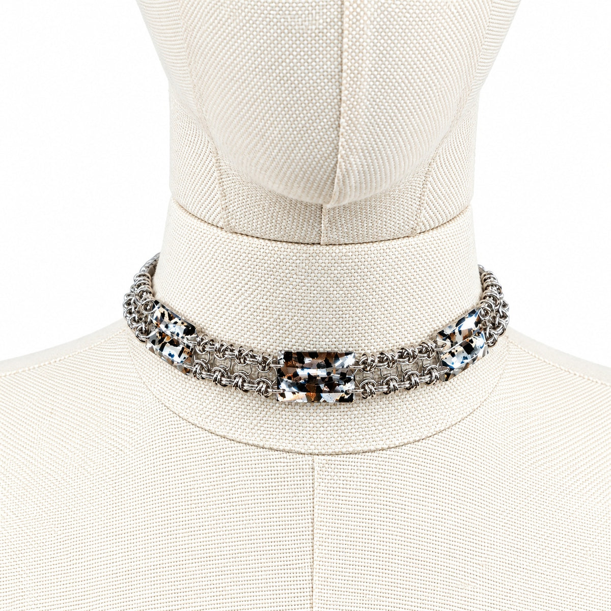 Djezairli GLIMMER LINK leopar desenli akrilik kristal zirh orgu choker, urun fotografi 02