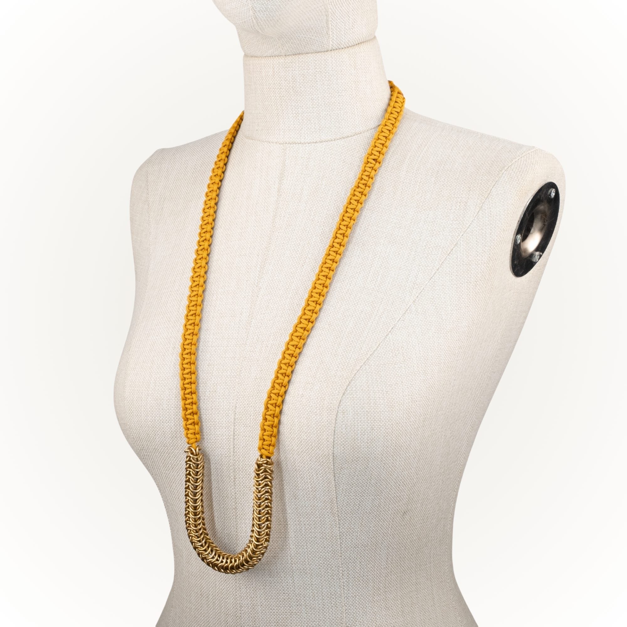 Örgü Zırh ve Makrome, U Form  Kolye - Hardal