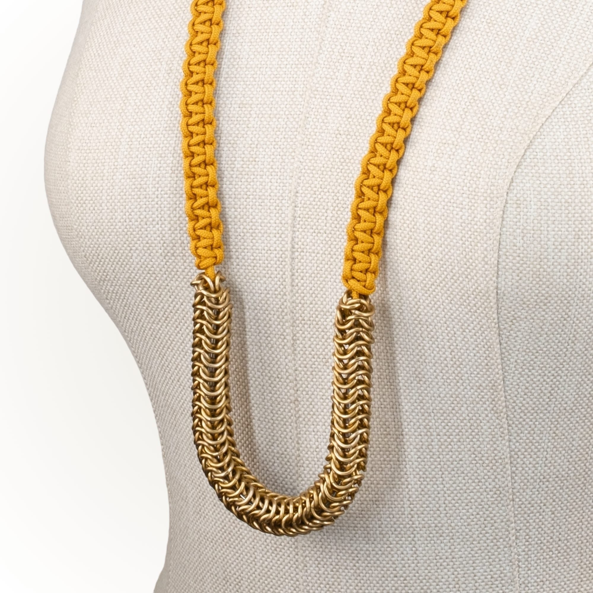 Örgü Zırh ve Makrome, U Form  Kolye - Hardal