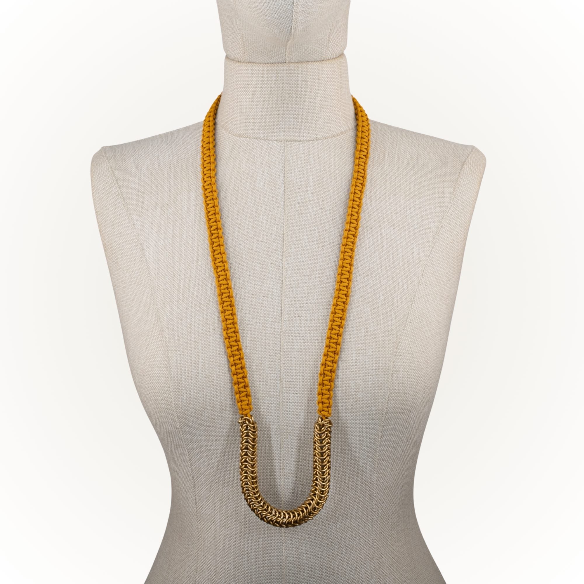 Örgü Zırh ve Makrome, U Form  Kolye - Hardal