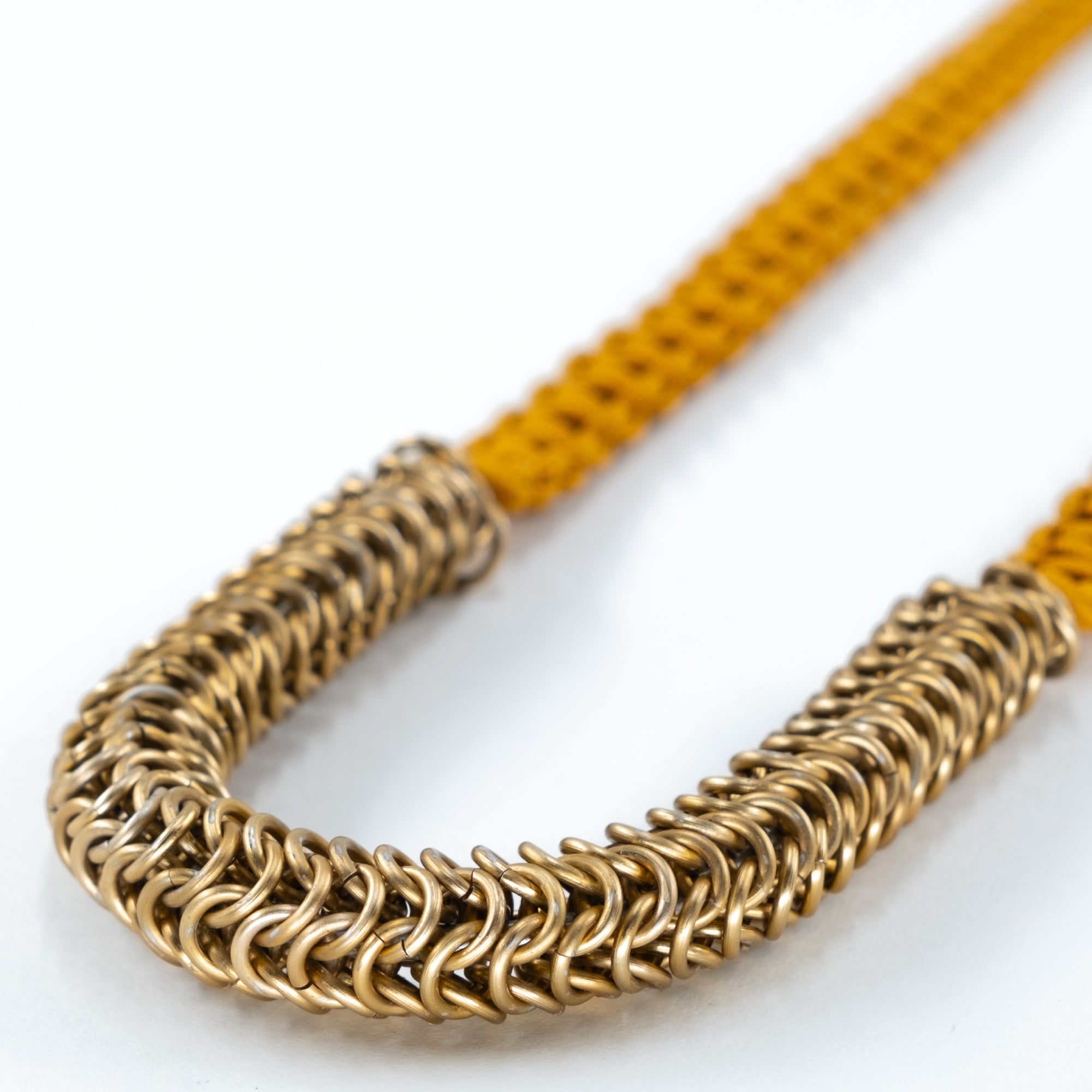 Örgü Zırh ve Makrome, U Form  Kolye - Hardal