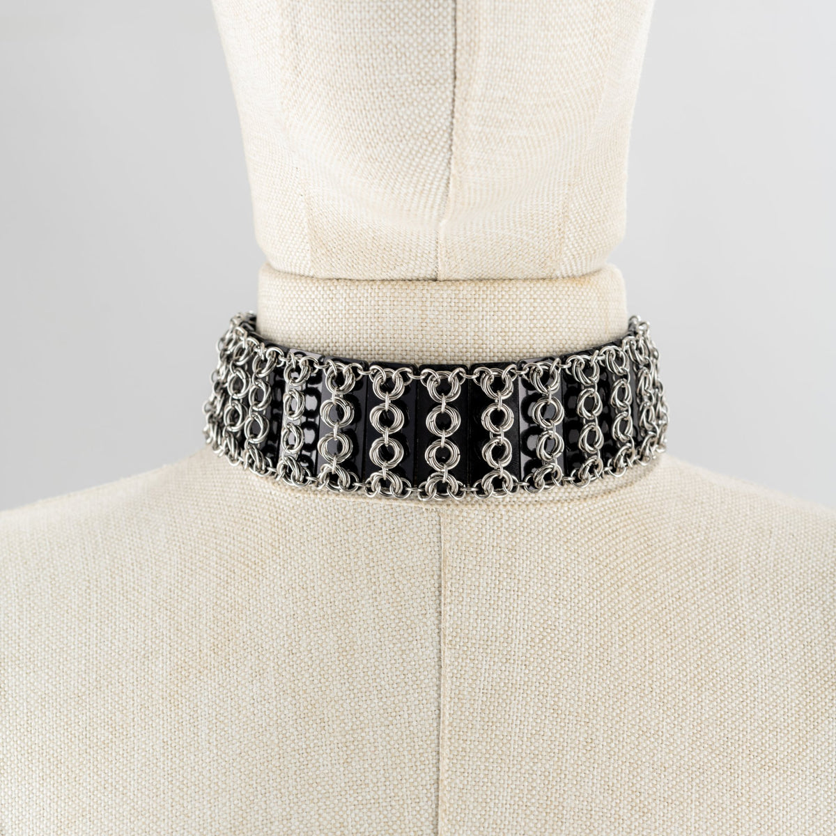 Dikey Zırh Örgü Akrilik Choker — BETWEEN Koleksiyonu · DJE050