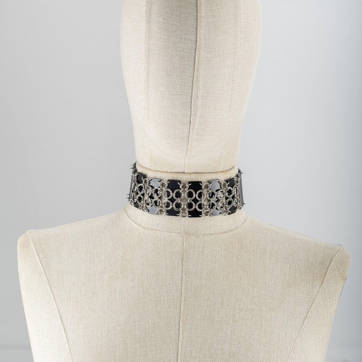 Akrilik Zırh Choker — BETWEEN Koleksiyonu · DJE051