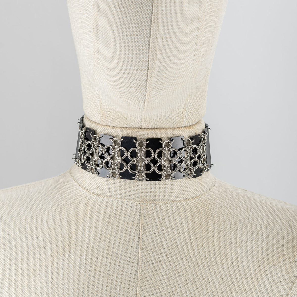 Akrilik Zırh Choker — BETWEEN Koleksiyonu · DJE051