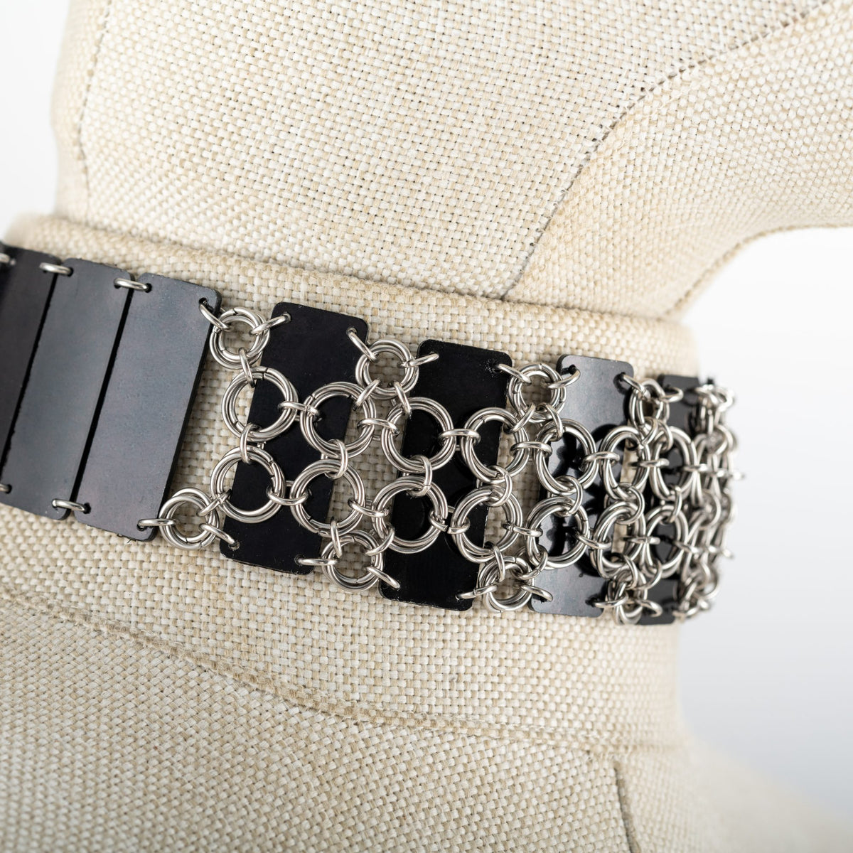Akrilik Zırh Choker — BETWEEN Koleksiyonu · DJE051